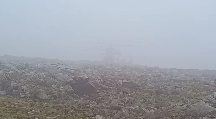 Helicóptero de operadora de ambulância aérea inglesa fica retido em montanha por dois dias