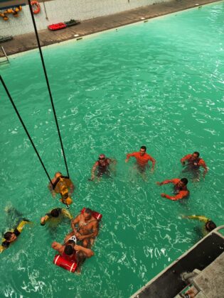 Marinha treina bombeiros militares do Grupamento de Opera&ccedil;&otilde;es A&eacute;reas Rio de Janeiro