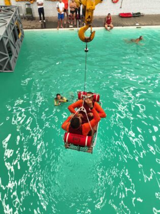 Marinha treina bombeiros militares do Grupamento de Opera&ccedil;&otilde;es A&eacute;reas Rio de Janeiro