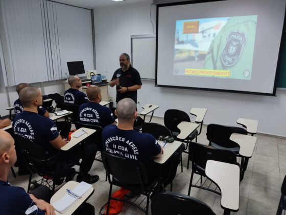 Professor Segalla na aula de Fisiologia de Voo.