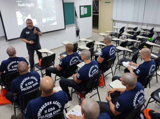 Professor Segalla na aula de Fisiologia de Voo.