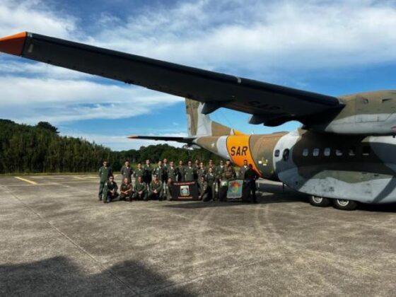 FAB resgata com vida piloto de avião desaparecido em Santa Catarina