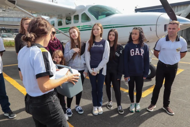 Adolescente Sofia conhece pilotos da Casa Militar que fizeram o transporte do &oacute;rg&atilde;o que salvou sua vida. Foto: Geraldo Bubniak/AEN.