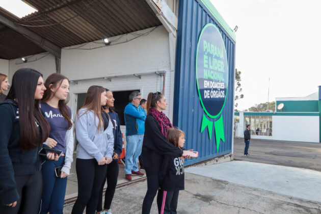 Adolescente Sofia conhece pilotos da Casa Militar que fizeram o transporte do &oacute;rg&atilde;o que salvou sua vida. Foto: Geraldo Bubniak/AEN.