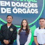 Adolescente Sofia conhece pilotos da Casa Militar que fizeram o transporte do órgão que salvou sua vida. Foto: Geraldo Bubniak/AEN.