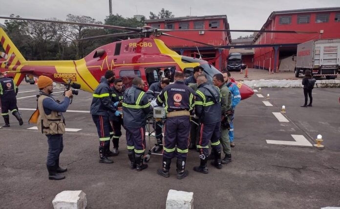 Helicóptero do Corpo de Bombeiros de Goiás realiza missões aeromédicas no Rio Grande do Sul.