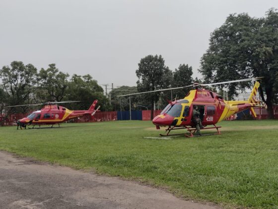 Helicóptero do Corpo de Bombeiros de Goiás realiza missões aeromédicas no Rio Grande do Sul.