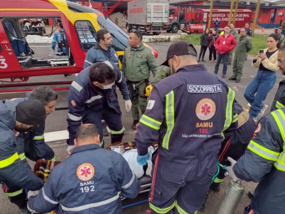 Helicóptero do Corpo de Bombeiros de Goiás realiza missões aeromédicas no Rio Grande do Sul.