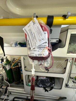 Helic&oacute;ptero do SAMU resgata motociclista gravemente ferido ao colidir em ambul&acirc;ncia