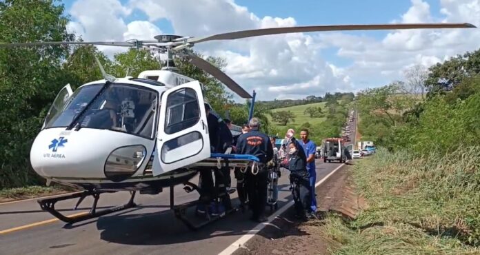 Helicóptero do SAMU resgata motociclista gravemente ferido ao colidir em ambulância