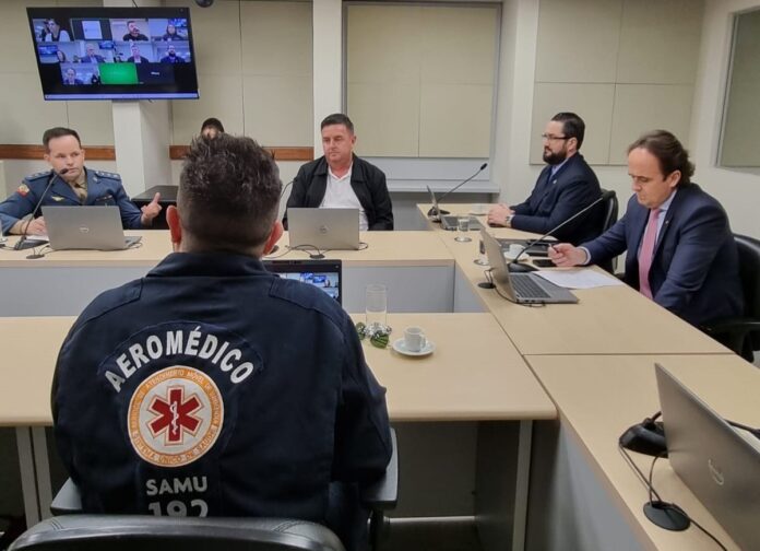 Aeromédico do SAMU apresenta Programa Sangue Total para Comissão de Relações Internacionais da ALESC.