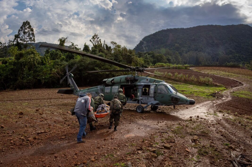 FAB realiza transporte aeromédico de gestante ilhada no Rio Grande do Sul FAB realiza transporte aeromédico de gestante ilhada no Rio Grande do Sul