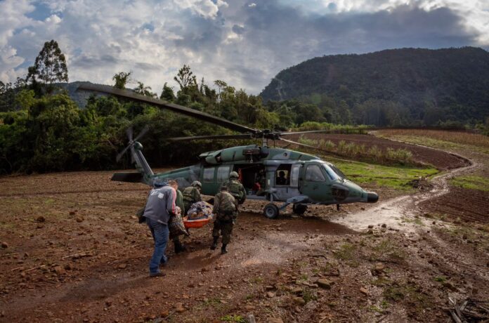 FAB realiza transporte aeromédico de gestante ilhada no Rio Grande do Sul FAB realiza transporte aeromédico de gestante ilhada no Rio Grande do Sul