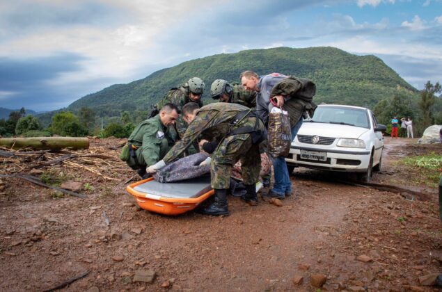 FAB realiza transporte aeromédico de gestante ilhada no Rio Grande do Sul