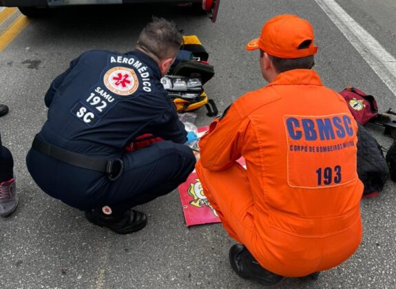 Equipe aerom&eacute;dica de Blumenau realiza a primeira transfus&atilde;o emergencial de sangue na cena.
