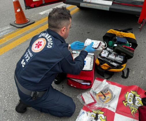Equipe aerom&eacute;dica de Blumenau realiza a primeira transfus&atilde;o emergencial de sangue na cena.