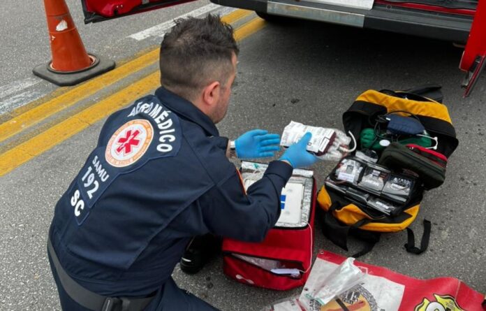Equipe aeromédica de Blumenau realiza a primeira transfusão emergencial de sangue na cena. Equipe aeromédica de Blumenau realiza a primeira transfusão emergencial de sangue na cena.