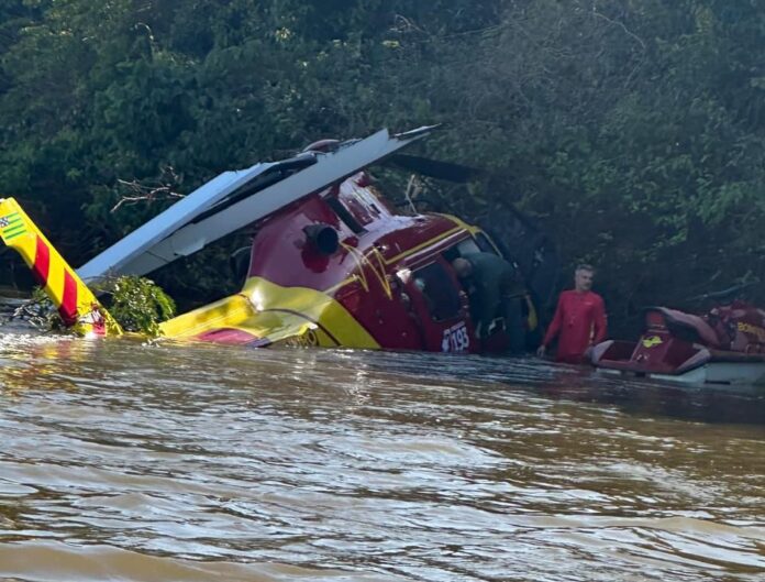 Helicóptero do Corpo de Bombeiros de Goiás faz pouso forçado no Rio Araguaia
