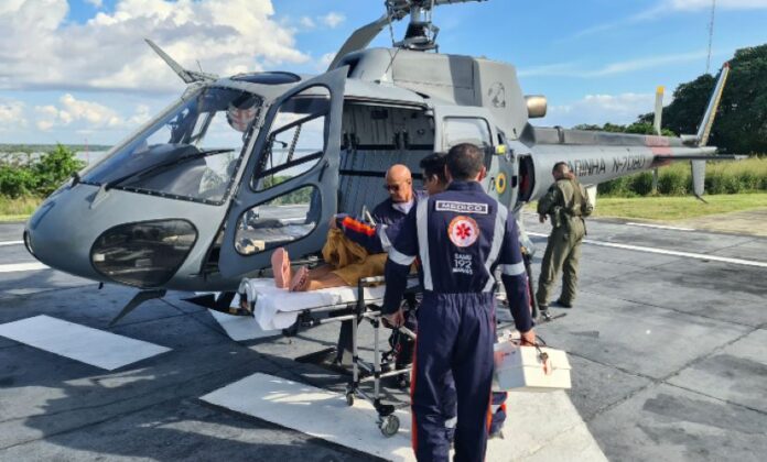 Marinha e SAMU resgatam moradora de comunidade em Novo Airão, AM.