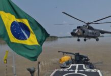 Marinha do Brasil realiza exercício de evacuação aeromédica com a Marinha do Peru no rio Amazonas Aeronave da Marinha de Guerra do Peru realizou resgate simulado de tripulante do NPaFlu “Raposo Tavares“.