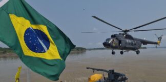 Marinha do Brasil realiza exercício de evacuação aeromédica com a Marinha do Peru no rio Amazonas Aeronave da Marinha de Guerra do Peru realizou resgate simulado de tripulante do NPaFlu “Raposo Tavares“.