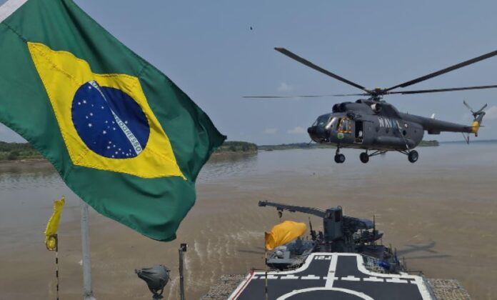 Aeronave da Marinha de Guerra do Peru realizou resgate simulado de tripulante do NPaFlu “Raposo Tavares“. Aeronave da Marinha de Guerra do Peru realizou resgate simulado de tripulante do NPaFlu “Raposo Tavares“.