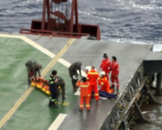 Esquadr&atilde;o Falc&atilde;o da FAB realiza resgate de dois tripulantes a 80 milhas do litoral de Recife.