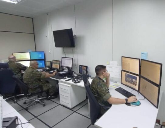 Esquadr&atilde;o Falc&atilde;o da FAB realiza resgate de dois tripulantes a 80 milhas do litoral de Recife.