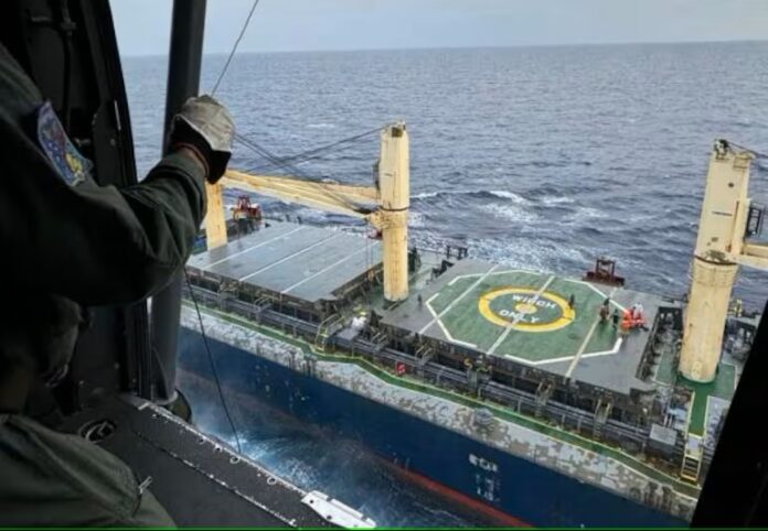 Esquadrão Falcão da FAB realiza resgate de dois tripulantes a 80 milhas do litoral de Recife. Esquadrão Falcão da FAB realiza resgate de dois tripulantes a 80 milhas do litoral de Recife.