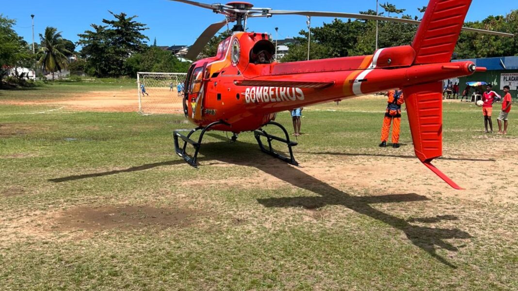 Helicóptero do Corpo de Bombeiros da Bahia transporta vítima de atropelamento em Lauro de Freitas