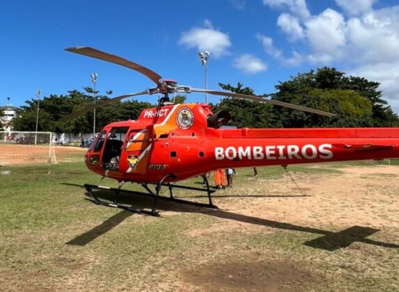 Helic&oacute;ptero do Corpo de Bombeiros da Bahia transporta v&iacute;tima de atropelamento em Lauro de Freitas