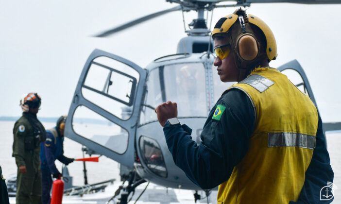 Exerc&iacute;cio de Opera&ccedil;&atilde;o A&eacute;rea realizado pela MB durante a &ldquo;BRACOLPER Ouro&rdquo; &ndash; Imagem: Marinha de Guerra do Peru.