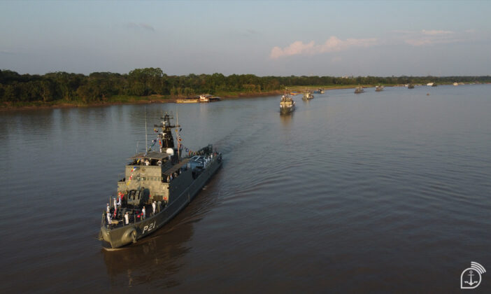 Navios da MB durante Parada Naval com navios das Marinhas da Col&ocirc;mbia e do Peru - Imagem: Cabo ER Iremar.