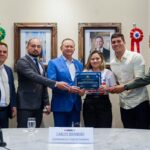 Governador Carlos Brandão com alunos da turma do curso de atendimento aeromédico (Foto: Rodrigo Ribeiro)