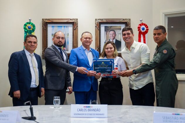 Governador Carlos Brand&atilde;o com alunos da turma do curso de atendimento aerom&eacute;dico (Foto: Rodrigo Ribeiro)