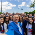 Governador Carlos Brandão com alunos da turma do curso de atendimento aeromédico (Foto: Rodrigo Ribeiro)