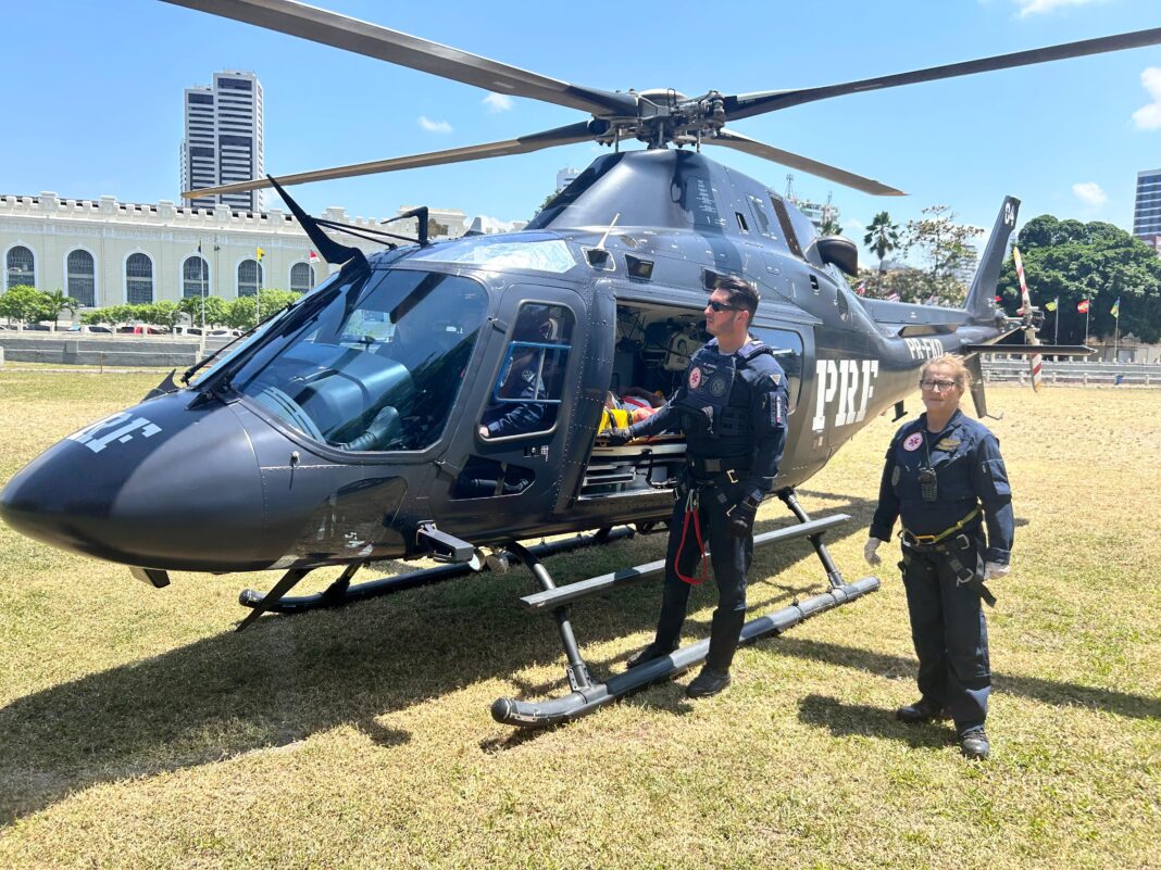 Motociclista ferido é resgatado de helicóptero em São Lourenço da Mata, PE.