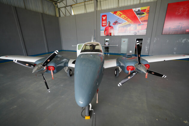 O avi&atilde;o Baron &eacute; adaptado com equipamentos espec&iacute;ficos para o transporte aerom&eacute;dico. Foto: Marco Ant&ocirc;nio - Ascom Sesau.