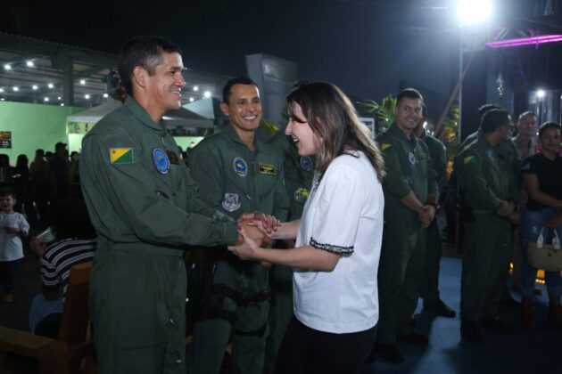 Reencontro de Giuliana com parte da equipe do seu resgate em 2009. Foto: Dh&aacute;rcules Pinheiro/Sejusp