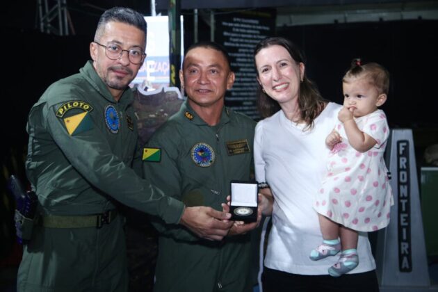 Reencontro de Giuliana com parte da equipe do seu resgate em 2009. Foto: Dh&aacute;rcules Pinheiro/Sejusp