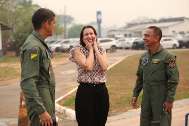 Giuliana emocionada ao rever o piloto e tripulante envolvidos no seu resgate. Foto: Dh&aacute;rcules Pinheiro/Sejusp