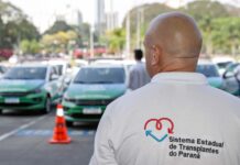 Transplantes de órgãos: Governo do Paraná entrega veículos e anuncia novos aviões para salvar vidas O governador Carlos Massa Ratinho Junior realiza a entrega de veículos destinados ao serviço de transporte de órgãos. Foto: Roberto Dziura Jr/AEN