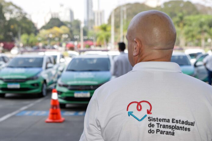 O governador Carlos Massa Ratinho Junior realiza a entrega de veículos destinados ao serviço de transporte de órgãos. Foto: Roberto Dziura Jr/AEN