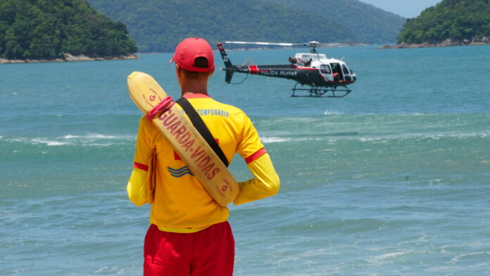 Treinamento de salvamento com helicóptero Águia prepara equipes dos bombeiros para o verão em Caraguatatuba. Foto: Claudio Gomes. Treinamento de salvamento com helicóptero Águia prepara equipes dos bombeiros para o verão em Caraguatatuba. Foto: Claudio Gomes.