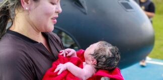 Bebê nasce dentro de helicóptero da SSP em comunidade rural de Manaus Departamento Aéreo da SSP-AM auxilia em parto emergencial em comunidade rural de Manaus. Foto: Victor Levy/SSP-AM.