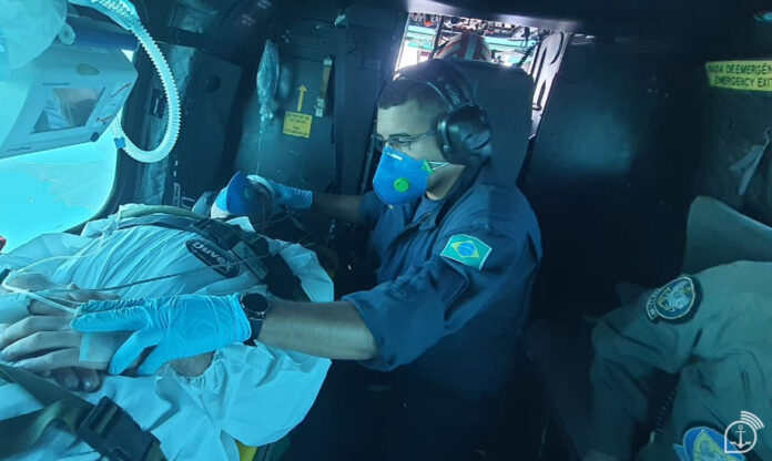 Remoção de vítima radioacidentada por helicóptero demonstrou a capacidade de lidar com emergências nucleares e radiológicas de alta complexidade. Imagem: Marinha do Brasil. Remoção de vítima radioacidentada por helicóptero demonstrou a capacidade de lidar com emergências nucleares e radiológicas de alta complexidade. Imagem: Marinha do Brasil.