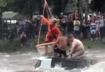 Equipe de resgate do Arcanjo 03 realiza salvamento dramático em Garuva, SC Equipe de resgate do Arcanjo 03 do BOA realiza salvamento dramático em Garuva, SC. Foto: CBMSC.