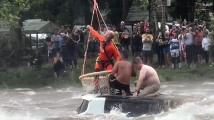Equipe de resgate do Arcanjo 03 do BOA realiza salvamento dramático em Garuva, SC. Foto: CBMSC.