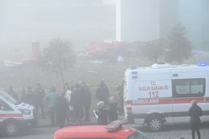 Sob forte nevoeiro, o helicóptero H135 colidiu com o 4º andar do Hospital de Treinamento e Pesquisa de Mugla durante a decolagem.