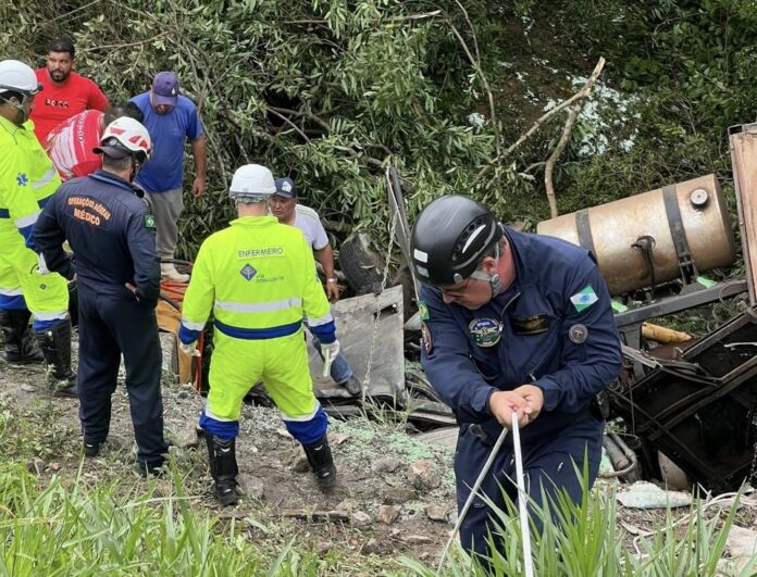Helicóptero do SAMU Campos Gerais é acionado para resgatar vítima presa às ferragens em acidente na BR-373. Foto: Divulgação